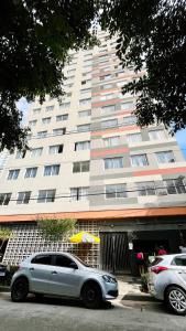 聖保羅的住宿－Completo, moderno e bem localizado na Rua do Metrô Brás SP，停在大楼前的银色汽车