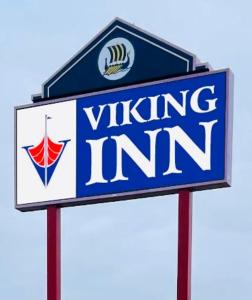 een blauw-wit bord voor een winnende herberg bij The Viking Inn in Viking