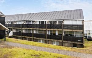 una vista exterior de un edificio con techo de metal en Beautiful Apartment In Fan With Kitchen en Fanø