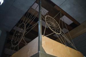 Hostel Forum في أستانا: كرسيان أبيض معلقان من السقف