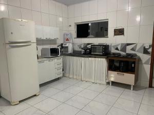 Η κουζίνα ή μικρή κουζίνα στο Casapraiacururupe +13 φωτογραφίες