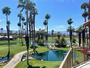 Bazén v ubytování The View! Palm Desert Country Club Villa nebo v jeho okolí