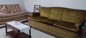 sala de estar con sofá y mesa de centro en Apartamento Alberdi en Salta en Salta