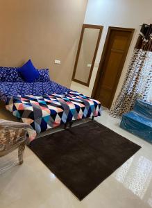 Schlafzimmer mit einem Bett und einem schwarzen Teppich in der Unterkunft PALM HOME in Kharar
