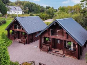 una vista aérea de una cabaña de madera con techo metálico en Chalet 2, en Torcastle