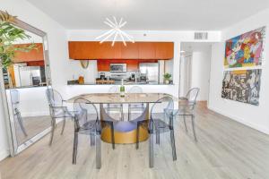 a dining room and kitchen with a table and chairs at Oceanside Penthouse Apartment in Brickell Miami, Pool, Free Parking in Miami