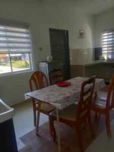 y cocina con mesa y sillas. en chalet aircond RM50 homestay aircond RM100 Kakmah pantai timur guest house, en Kuala Terengganu