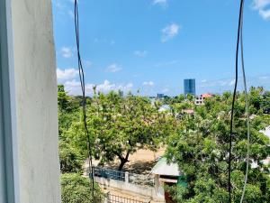 een balkon met uitzicht op een boom bij A calm stay with free WiFi in Dar es Salaam