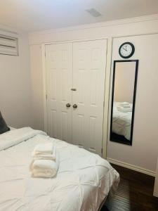 una camera da letto con un letto con specchio e orologio di LUXURY BASEMENT a Saint Thomas