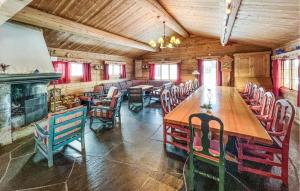 6 Bedroom Cozy Home In Kvam في Kvam: غرفة طعام مع طاولة وكراسي خشبية كبيرة