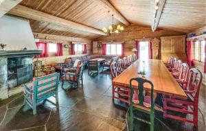 uma sala de jantar com uma grande mesa de madeira e cadeiras em 6 Bedroom Cozy Home In Kvam em Kvam