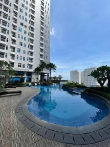 a large swimming pool in front of a building at Studio Amor Apartemen Pakuwon City Mall BACA DESKRIPSI in Surabaya