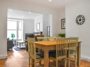 een eetkamer en een woonkamer met een houten tafel en stoelen bij Grey Gull in Whitby