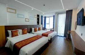 Gia Kiên Hotel في كوي نون: غرفه فندقيه فيها سريرين