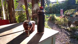 einen Hydranten, der auf einem Tisch im Garten sitzt in der Unterkunft CASONA PINTORESCA en las sierras in San Roque