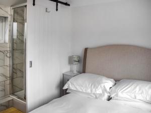Кровать или кровати в номере Cripps Cottage Annex
