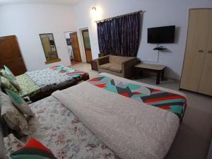En eller flere senger på et rom på Hotel Singhasan House