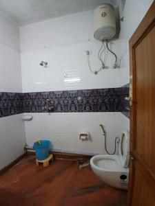 bagno con servizi igienici e bidet di Hotel Singhasan House a Jaipur