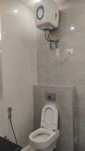 un piccolo bagno con servizi igienici in una cabina di Mauji's Villa Hotel & Guest House a Prayagraj