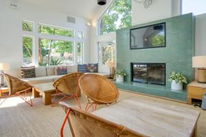 a living room with a fireplace and a tv at Mountain View 1BR w Pool Gym nr Target TJ SFO-590 in Mountain View