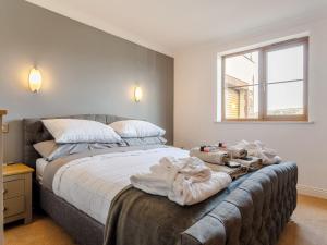 En eller flere senge i et værelse på 4 Bed in Portreath 77719