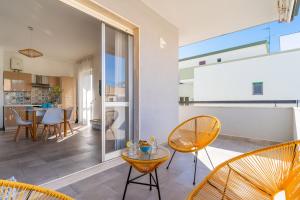 - un salon avec des chaises et une table dans l'établissement Terrazza vista mare e box auto, à Gallipoli