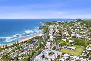 uma vista aérea de uma cidade e da praia em Aloha Allura em Coolum Beach