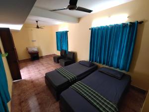 Ένα ή περισσότερα κρεβάτια σε δωμάτιο στο Arunachala Farm Stay