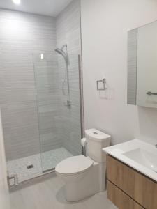Koupelna v ubytování Modern 1 bedroom walking distance to the beach!