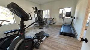 una palestra con due tapis roulant e tapis roulant di 3 Bedrooms- 3 Bathrooms The Hub 3361 Tt a Orlando