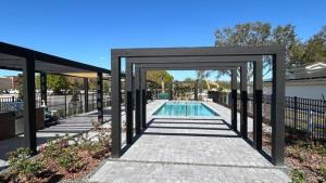 una piscina con padiglione accanto a una casa di 3 Bedrooms- 3 Bathrooms The Hub 3361 Tt a Orlando