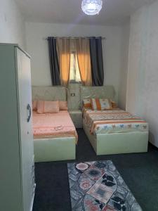 1 dormitorio con 2 camas y ventana en desert horus hotel, en El Cairo