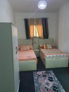 En eller flere senge i et værelse på desert horus hotel