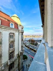 - une vue depuis le balcon d'un bâtiment dans l'établissement Gellert Danube Panorama Apartment, à Budapest