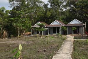 a house in the middle of a yard at Big Head Bungalows in Koh Rong Sanloem
