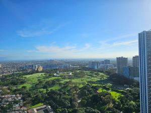 una vista aérea de un parque en una ciudad en Simple and elegant 2BR with washer en Manila