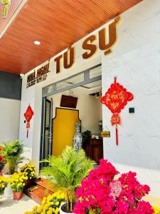 a store with flowers and a sign that reads main north tosu at NHÀ NGHỈ TÚ SỰ in Vĩnh Long