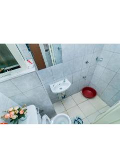 uma casa de banho com 2 WC e um lavatório em Luxe Oasis em Nairobi