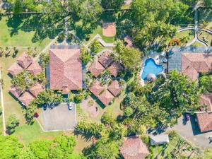an overhead view of a house with a pool at Sunset del Mar Beach Resort in Esterillos Este