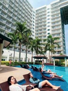 SHELL RESIDENCE C22 Shortwalk MOA Balcony poolview, Manila (updated ...