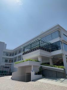un grande edificio con balconi sul lato di Daya by Renai a Cochin