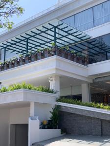 un edificio con balcone e piante sopra di Daya by Renai a Cochin