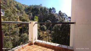 uma varanda com vista para uma montanha em Kainchi daam Road Nainital full 2bhk em Nainital