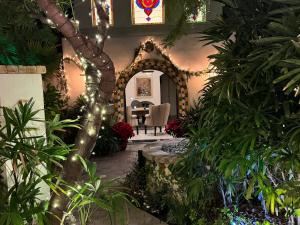 een eetkamer met een tafel en een aantal planten bij Lucille Palm Springs in Palm Springs