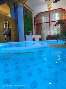 una piscina de agua azul en una habitación en Mandala Beach Villa Jomtiean en Jomtien Beach