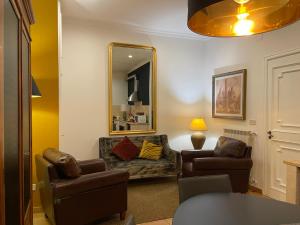 a living room with a couch and a mirror at Delightful stylish house with private garden close to downtown in Rome