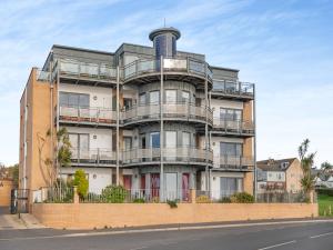 un grand bâtiment avec balcon sur le côté d'une rue dans l'établissement Seaview, à Parkeston