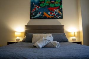 1 dormitorio con 1 cama azul y 2 lámparas en Great value, Near Darling harbour, Cbd, ICC,Casino, en Sídney