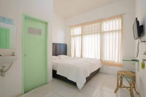 una camera con letto, lavandino e finestra di Lyfriska Residence Lampung RedPartner a Lampung