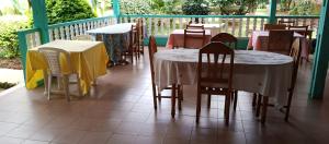 restauracja ze stołami i krzesłami na balkonie w obiekcie Auberge Nofiko w mieście Talata-maty